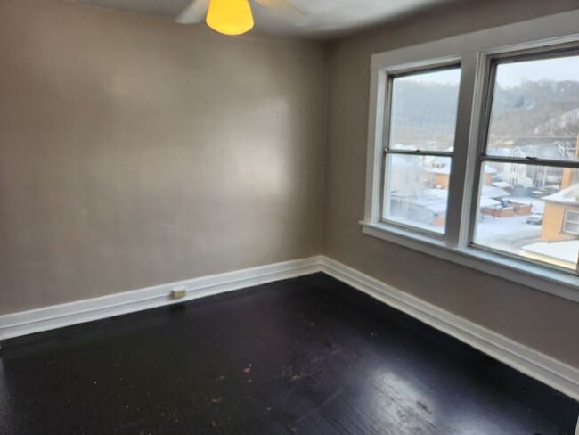 Building Photo - Large 2 -3 Bedroom Apartment in Heart of Beaver Falls! Central Air! NO APPLICATION FEE!!