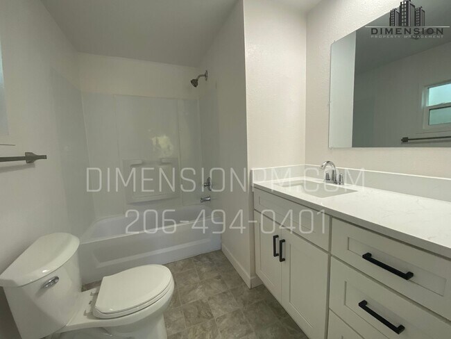 Building Photo - 4 Bed 2.5 Bath Remodelled Manufactured Home in Kent! Available NOW! Easy self showings!