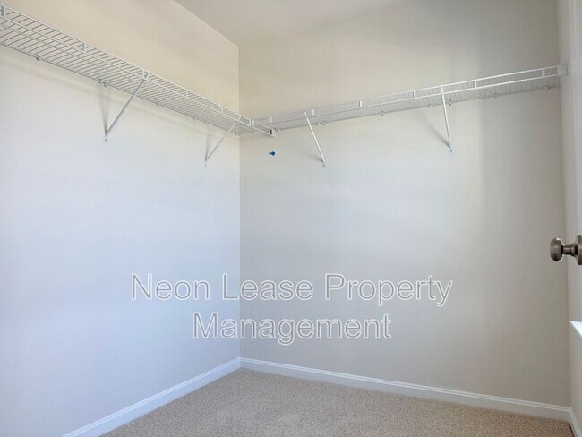 Building Photo - 529 Colette St