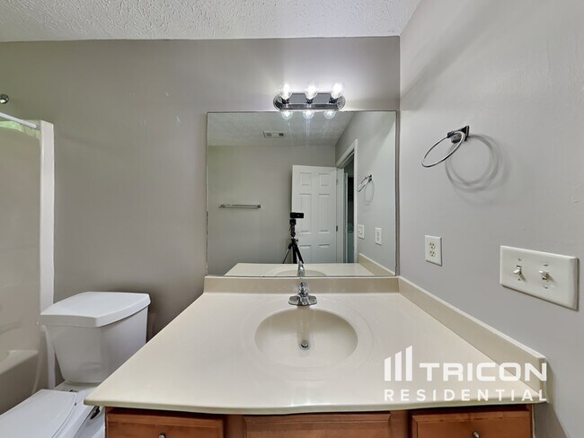 Building Photo - 221 Osmanthus Way