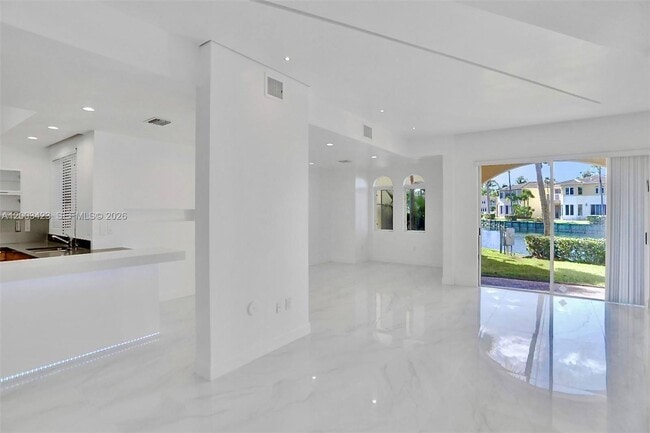 Building Photo - 21032 NE 32nd Ave