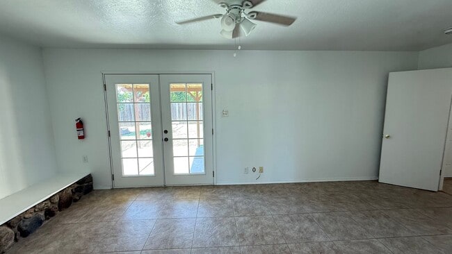 Building Photo - Must-See!!!  5-Bedroom Family Home with Large Yard & Prime Location in Visalia