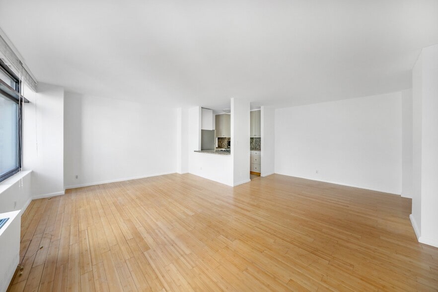 Building Photo - 400 E 70th St