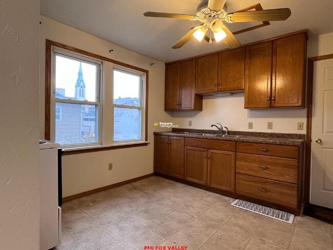 Building Photo - Charming 3-Bedroom Home in Menasha, WI with Spacious Layout!