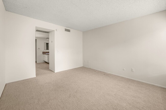 Building Photo - Upgraded Condo with Two Master Suites!!!