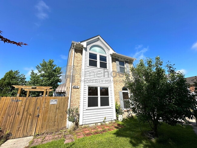 Building Photo - 400 Greenview Dr