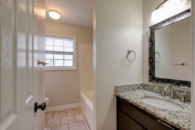 Building Photo - 3 bed 2 bath w sweet basement.  Go