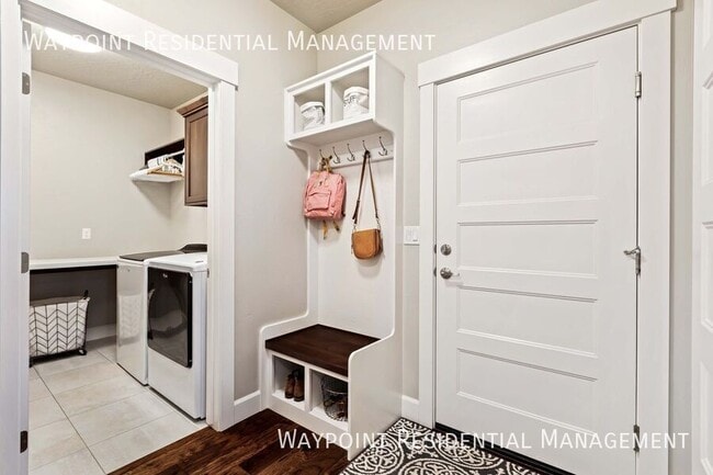 Building Photo - 1220 W Legarreta Dr