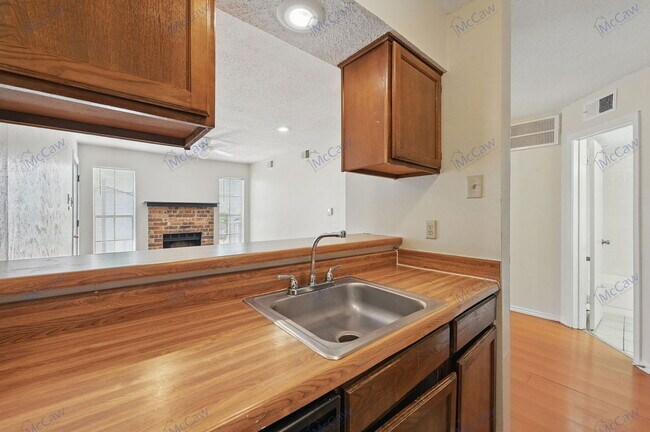 Building Photo - 9520 Royal Ln