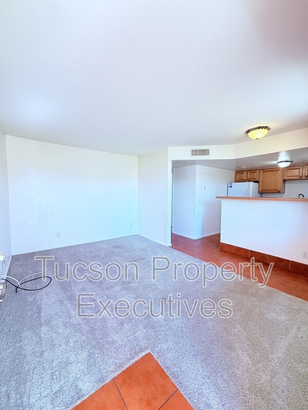 Building Photo - 455 W Kelso St