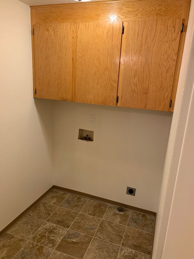 Building Photo - Pross6