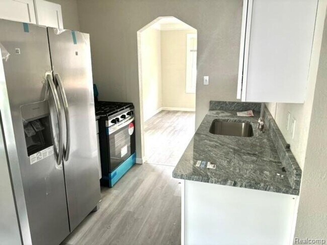 Building Photo - 28449 Glenwood St