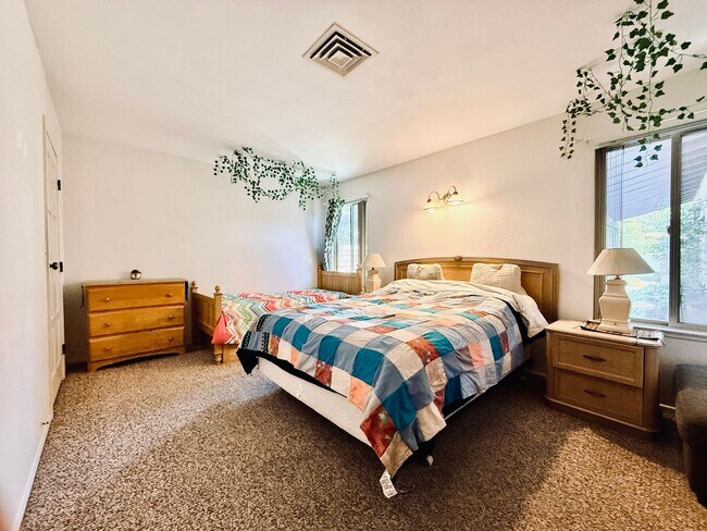 Building Photo - Available August 1st! Beautiful fully furnished single-story home located in the prestigious Span...