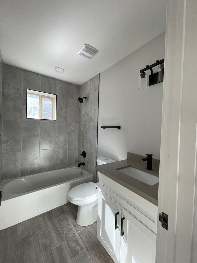 Building Photo - Newly Remodeled 1 Bedroom at end of culdesac, private gate