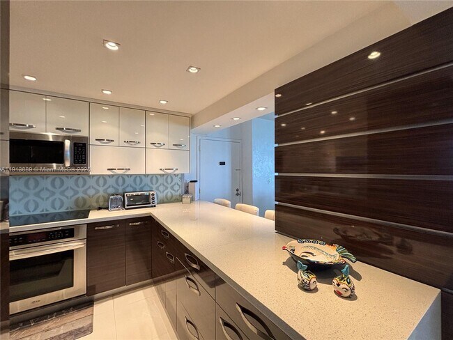 Building Photo - 9511 Collins Ave