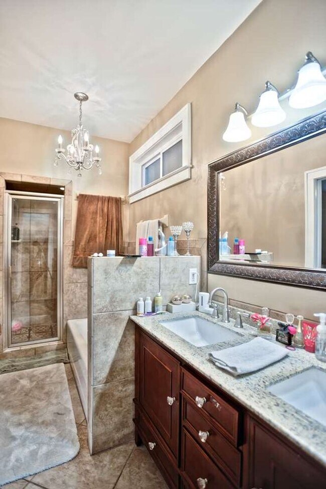 Building Photo - 4/3 House off of Bellevue! Available August 2026!