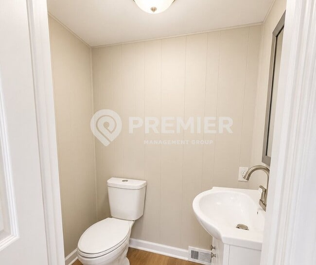 Building Photo - 302 Malvin St