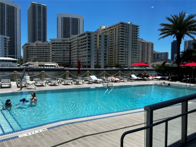 Building Photo - 2600 E Hallandale Beach Blvd