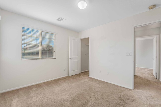 Building Photo - 3 BEDROOM IN HENDERSON WITH COMMUNITY POOL...