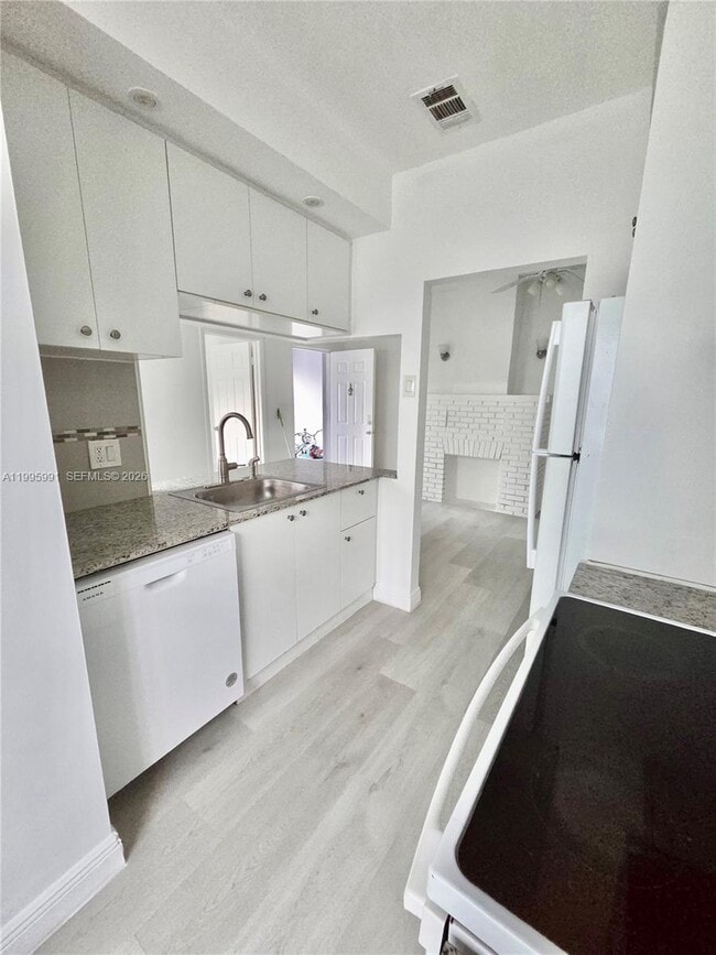 Building Photo - 568 SW 3rd St