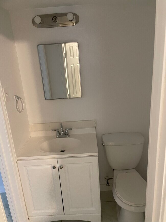 Primary room bathroom - 511 Doverfield Dr