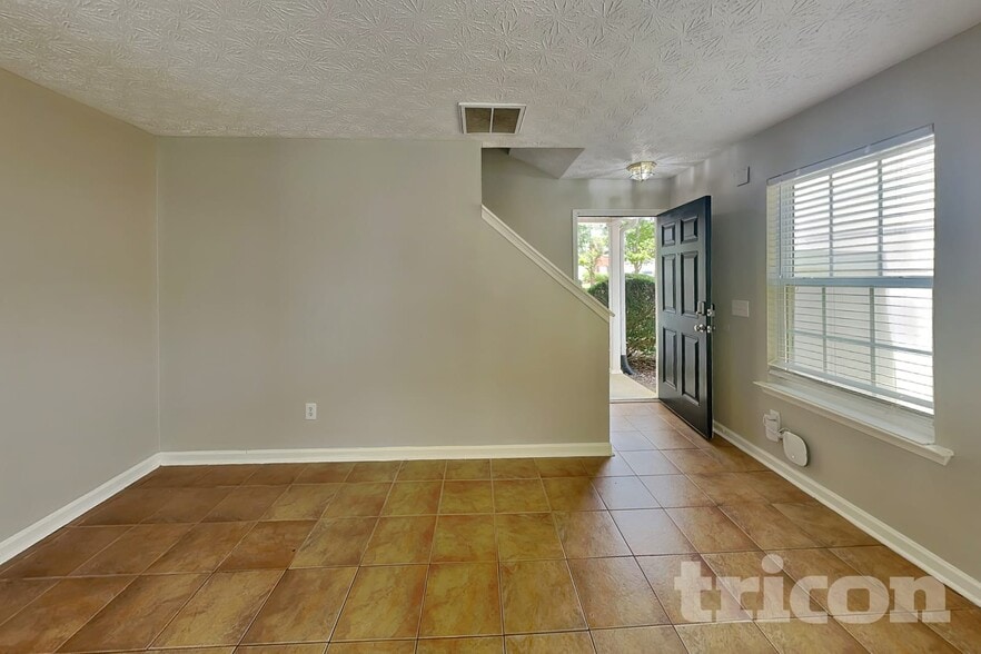 Building Photo - 261 Silver Ridge Dr