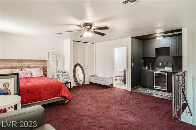 Building Photo - Fully Furnished with sparkling pool!