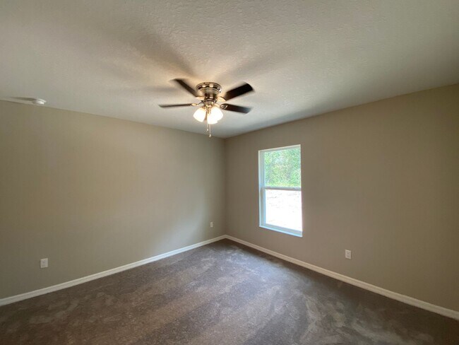 Building Photo - Desirable SW Ocala Neighborhood 3/2/2 *WON'T LAST*