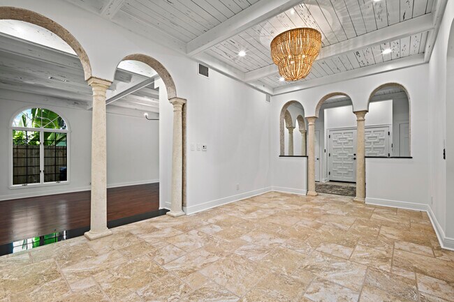 Building Photo - 1238 Vista Del Mar Dr N