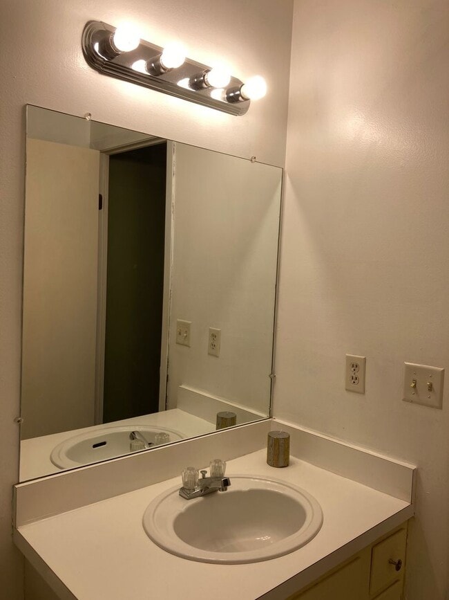 Building Photo - Condo for Rent Richmond Heights
