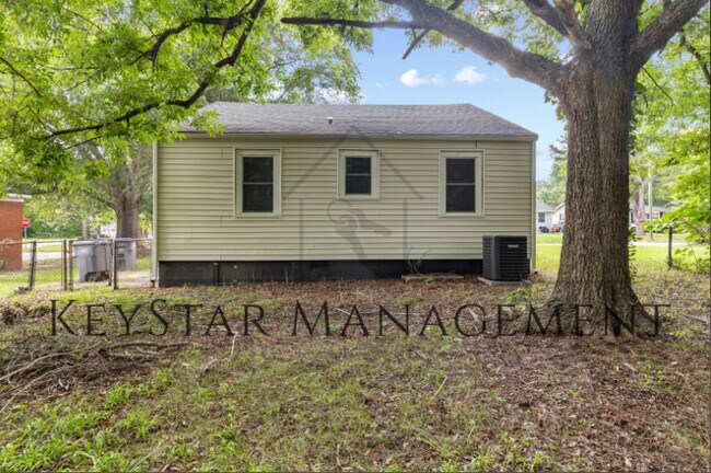 Building Photo - 429 Henry St