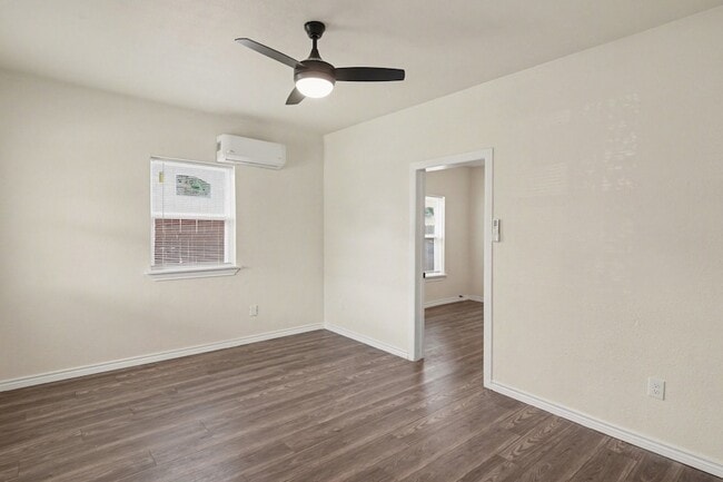 Building Photo - 4805 Belmont Ave