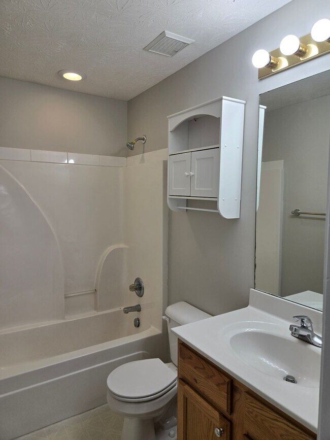 Building Photo - 1092 Winding Oak Trail