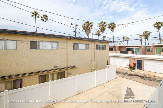Building Photo - Lovely updated Condo on 2nd block by the B...