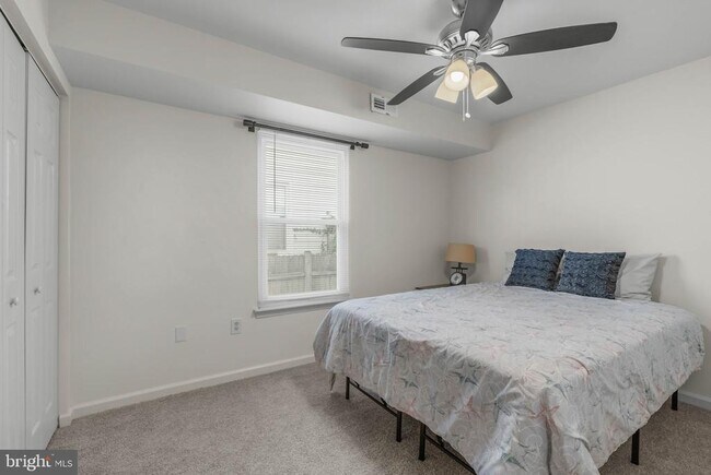 Building Photo - 413 W Beach Ave