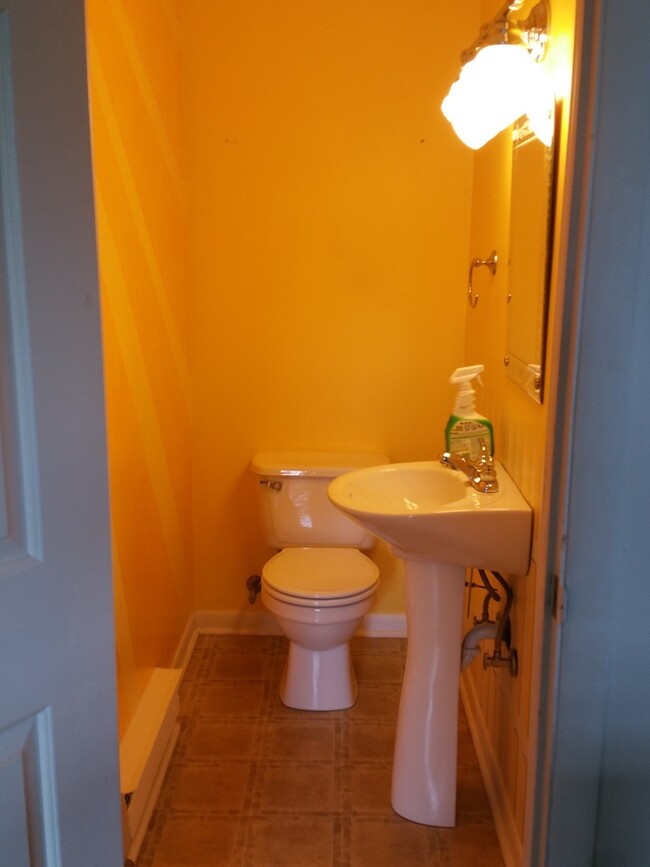 Building Photo - Spacious 3 Bedroom Townhome