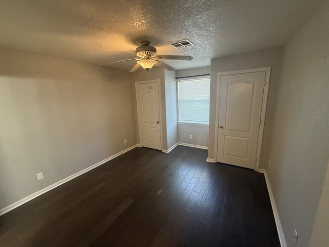 Building Photo - 939 E 6th