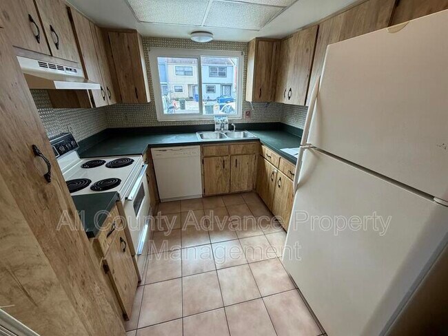 Building Photo - 2751 S Pines Dr