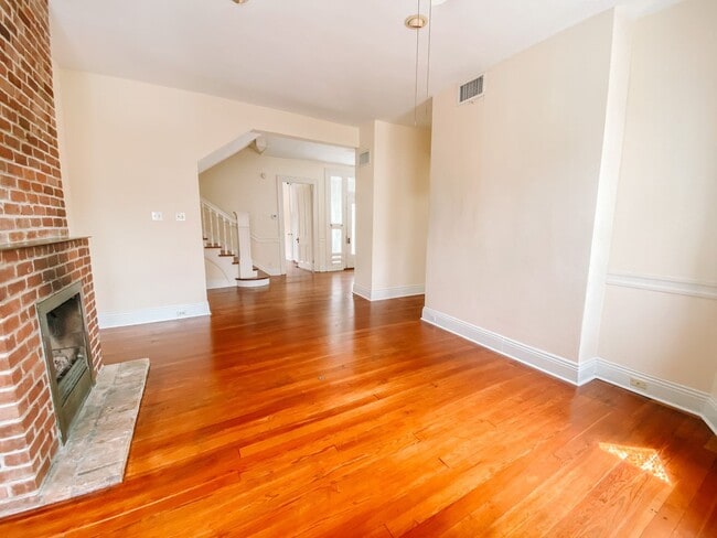 Building Photo - Gorgeous unit between Prytania and Magazine!