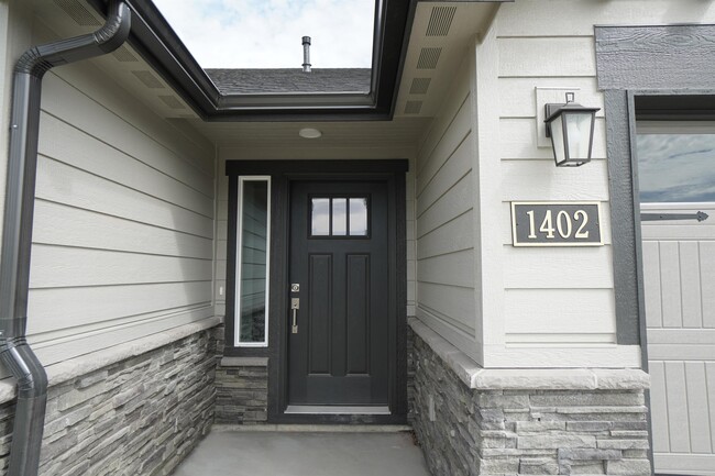 Building Photo - 1402 Hayhook St