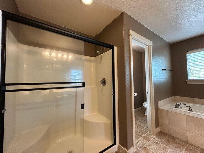 Building Photo - Spacious 4 Bed, 2.5 Bath Home!