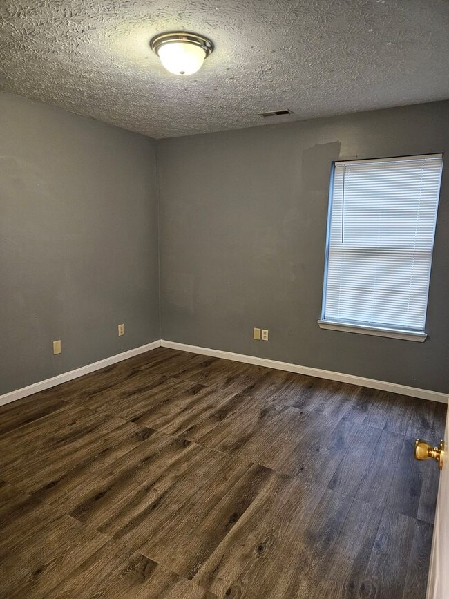 Building Photo - 104 Bitter Sweet Rd