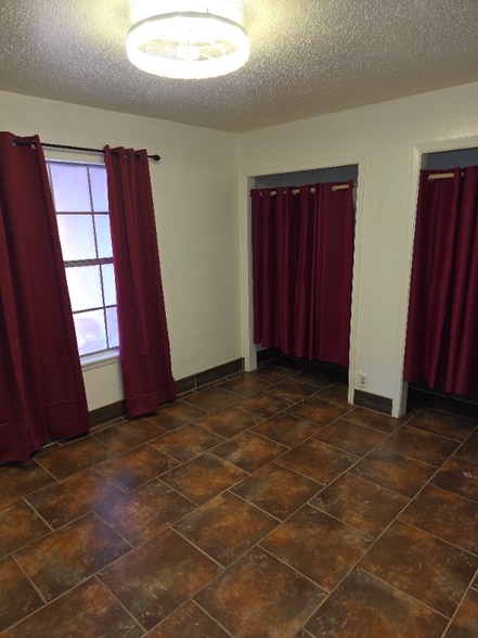 Building Photo - 115 W Koenig Ln