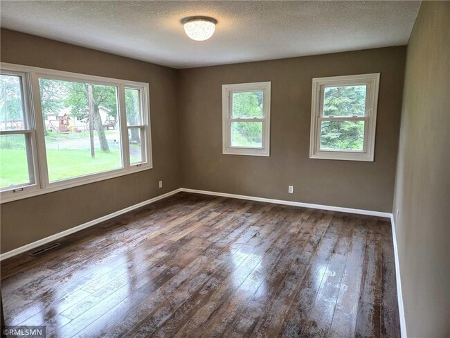 Building Photo - 3311 Interlachen Dr NE