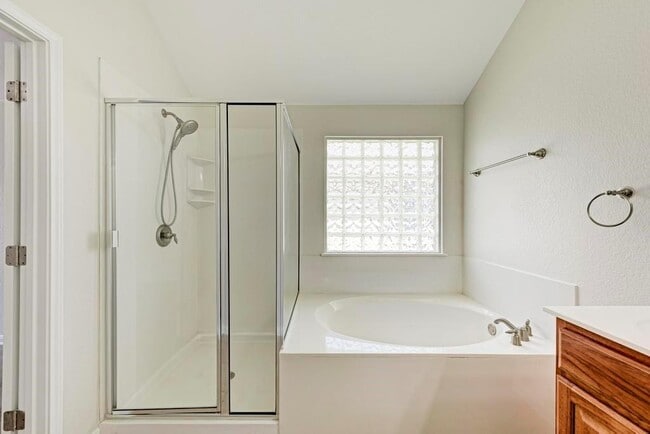 Building Photo - 18420 Dry Brook Loop