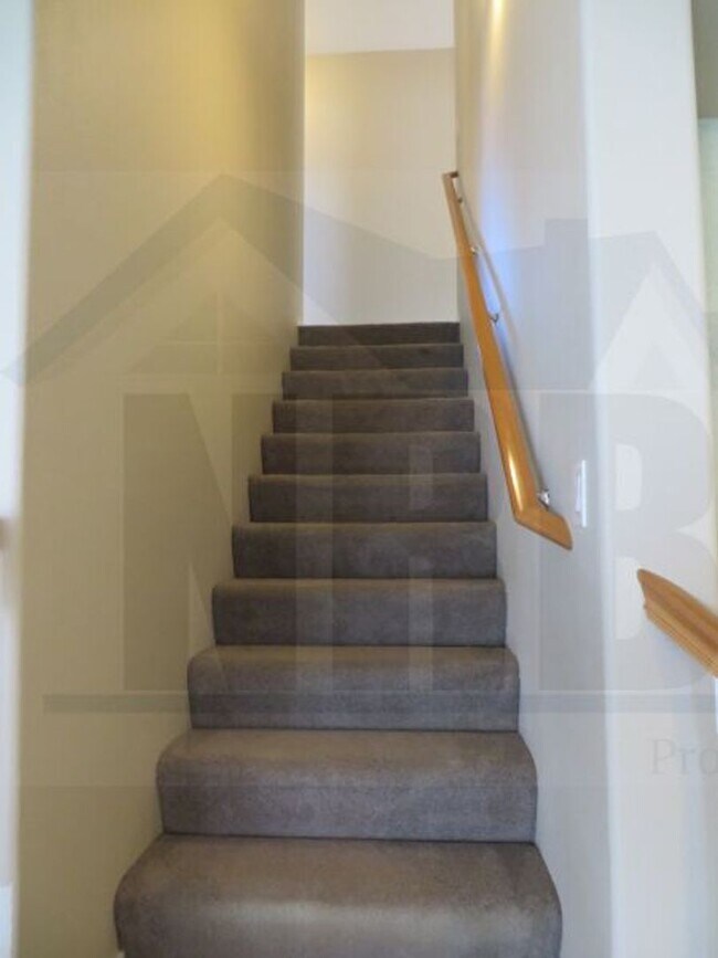 Building Photo - Gorgeous 4 bedroom House in a highly desir...