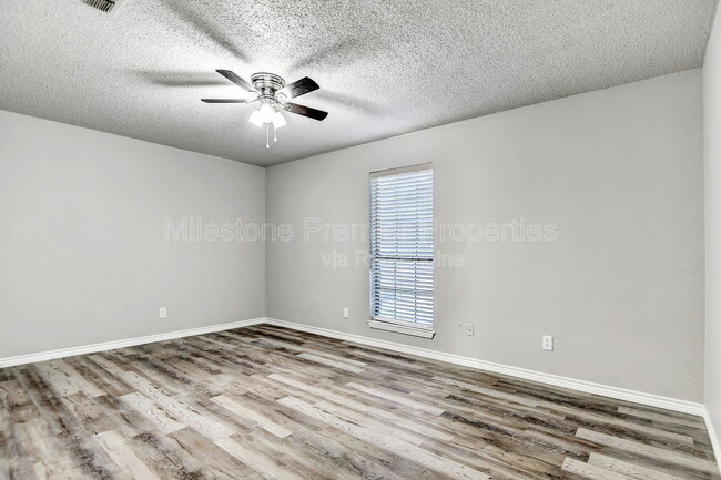 Building Photo - 925 Farmington Rd