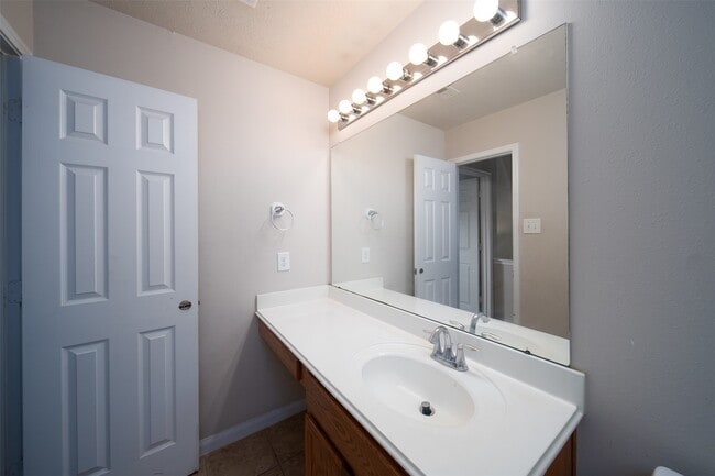 Building Photo - 19543 Otter Trail Ct