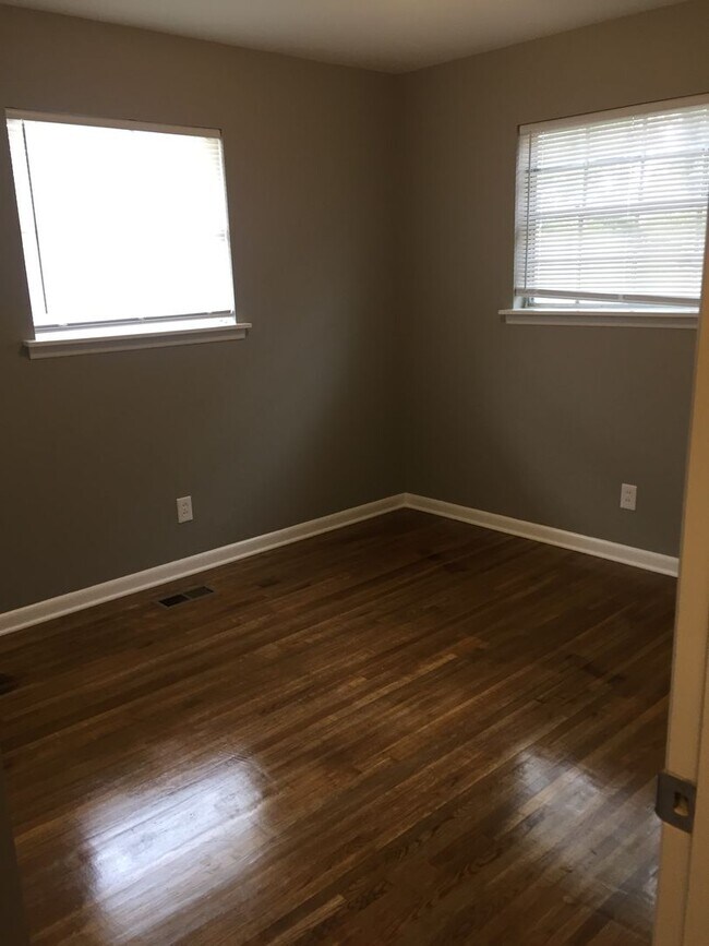 Building Photo - LARGE Spacious 5 bedroom 3 bathroom House