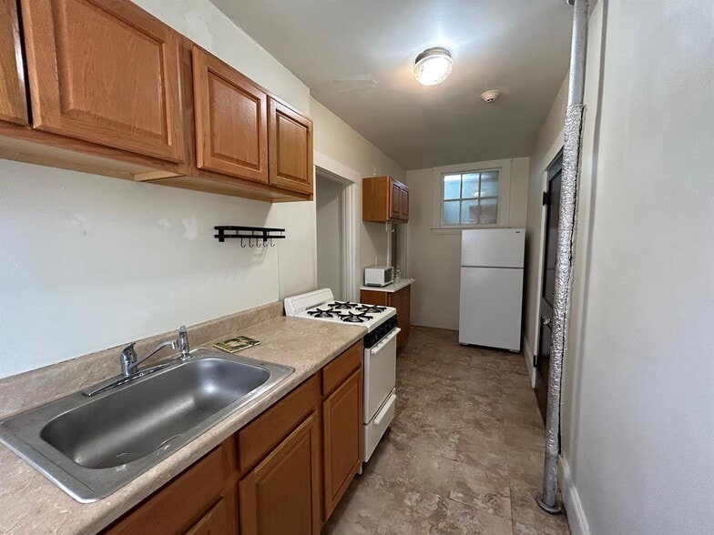 Building Photo - 163 Summer St